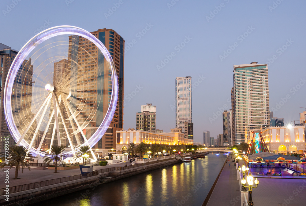Obraz premium Ferris Wheel in Sharjah City at dusk. Sharjah, UAE