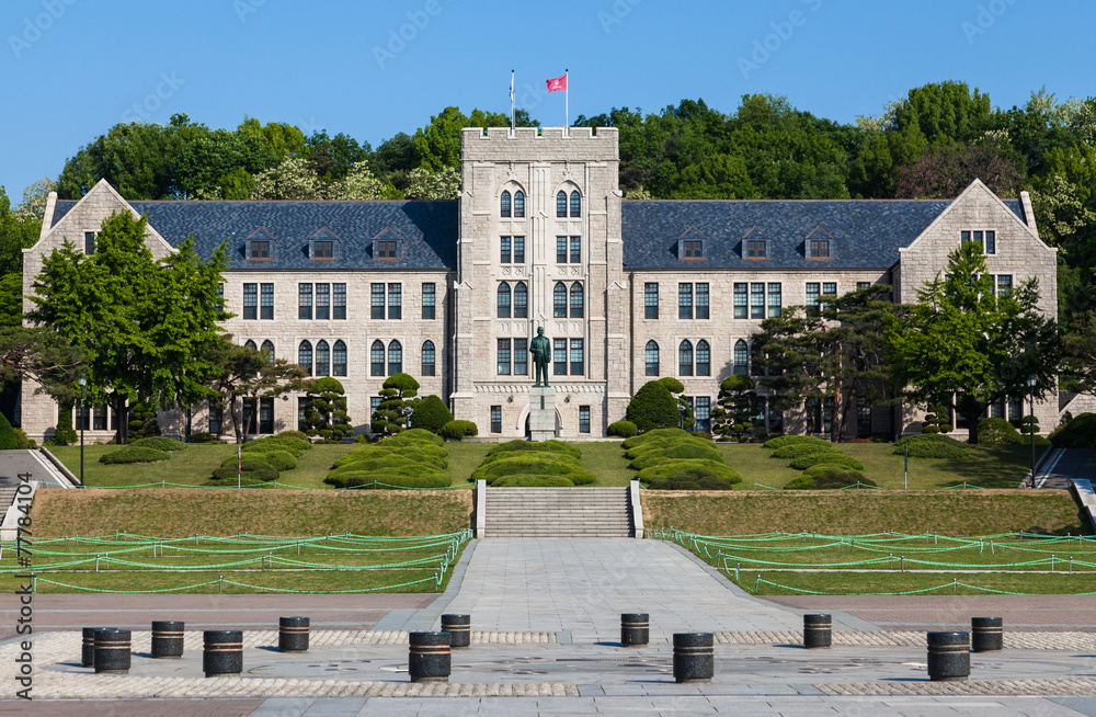 Obraz premium Główny budynek Uniwersytetu Koreańskiego w Seulu w Korei Południowej.