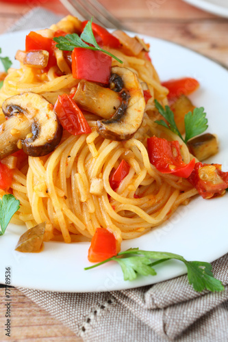Spaghetti with mushrooms and peppers