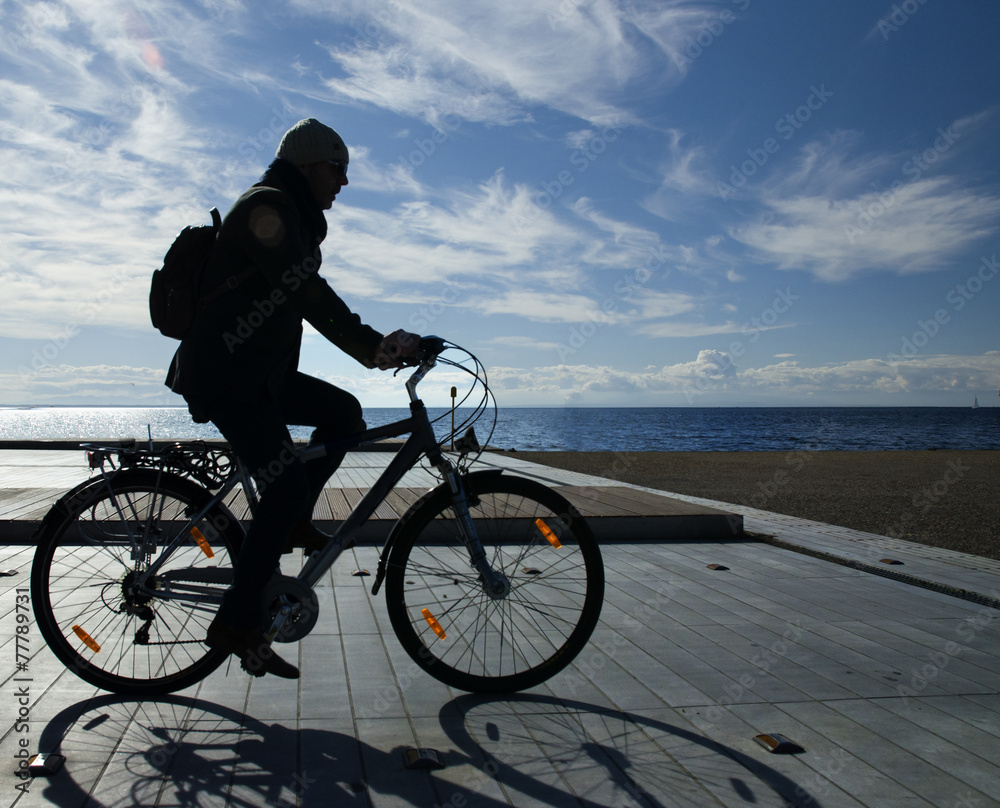 Obraz premium dark bike in front of the sea