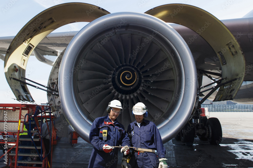 Obraz premium mechanika samolotu przed jumbo jet engine