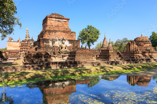 Foto Buddha statue and pagoda in Wat Maha That, Shukhothai Historical
