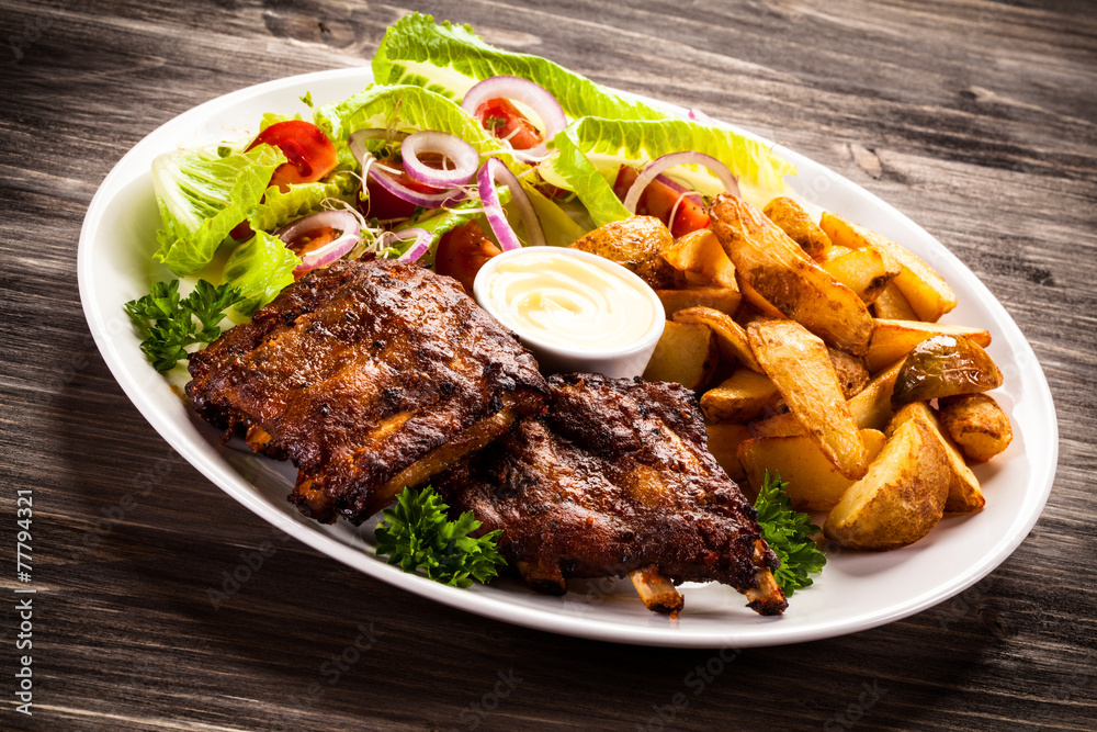 Tasty grilled ribs with vegetables
