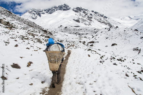 porter on the way to Dingboche