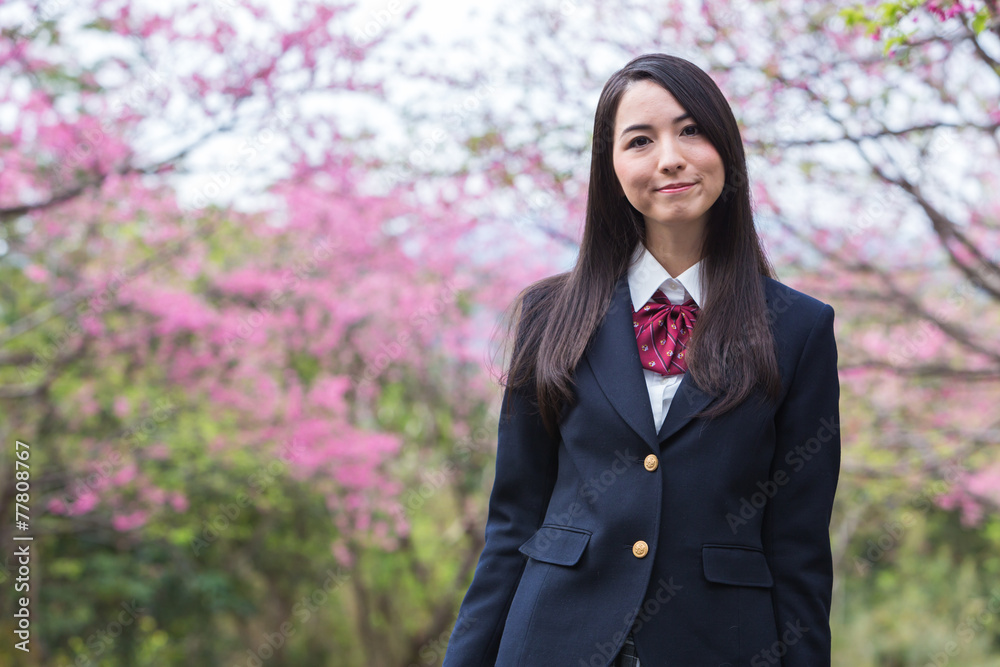 桜と女子学生