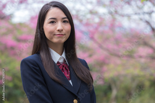 桜と女子学生