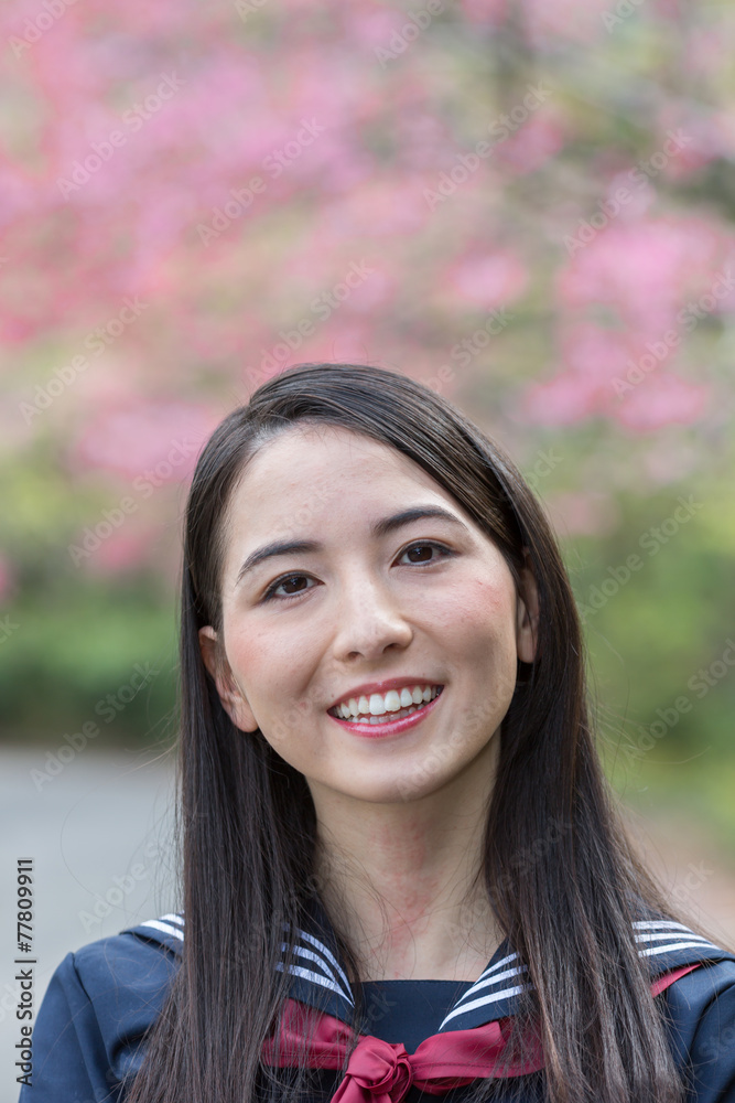 桜 コピースペースと女子学生 桜 コピースペースと女子学生