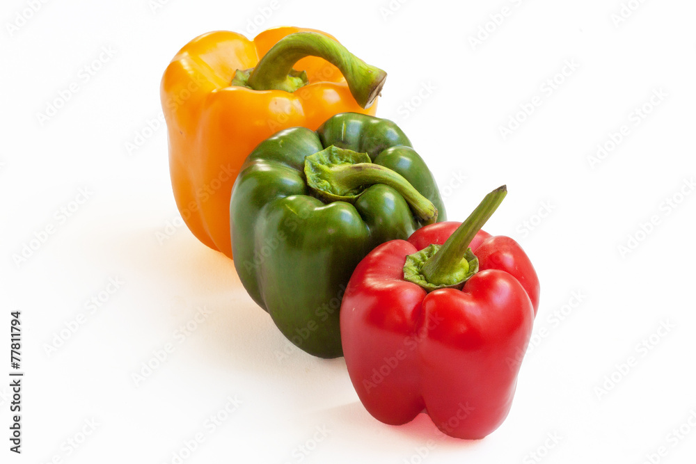 Poivrons de couleurs différentes en gros plan sur fond blanc Poivrons de couleurs différentes en gros plan sur fond blanc