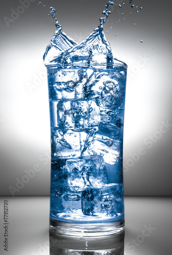 bicchiere blu splash