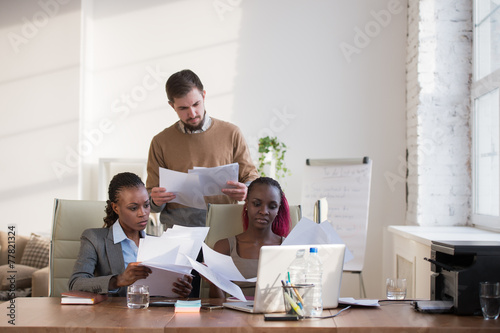 Fotografia Business people of different ethnicity working together