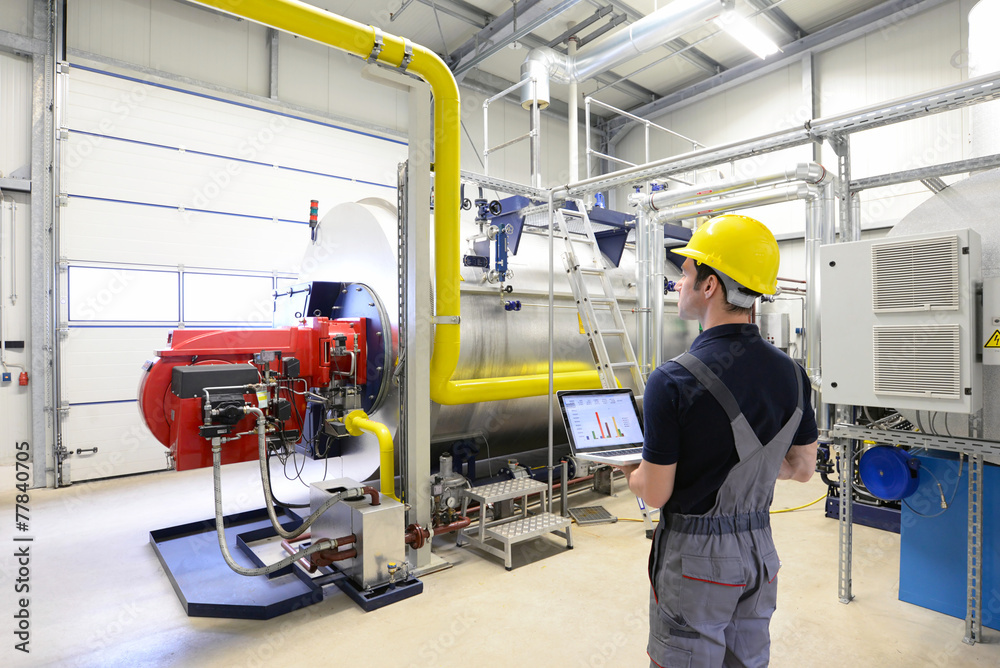 Techniker kontrolliert Heizungsanlage in d. Industrie Techniker kontrolliert Heizungsanlage in d. Industrie