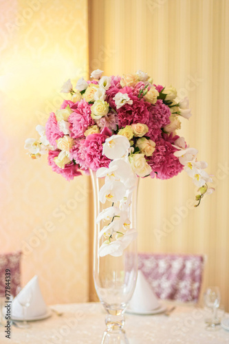 Fototapeta Naklejka Na Ścianę i Meble -  a bouquet of flowers in a vase