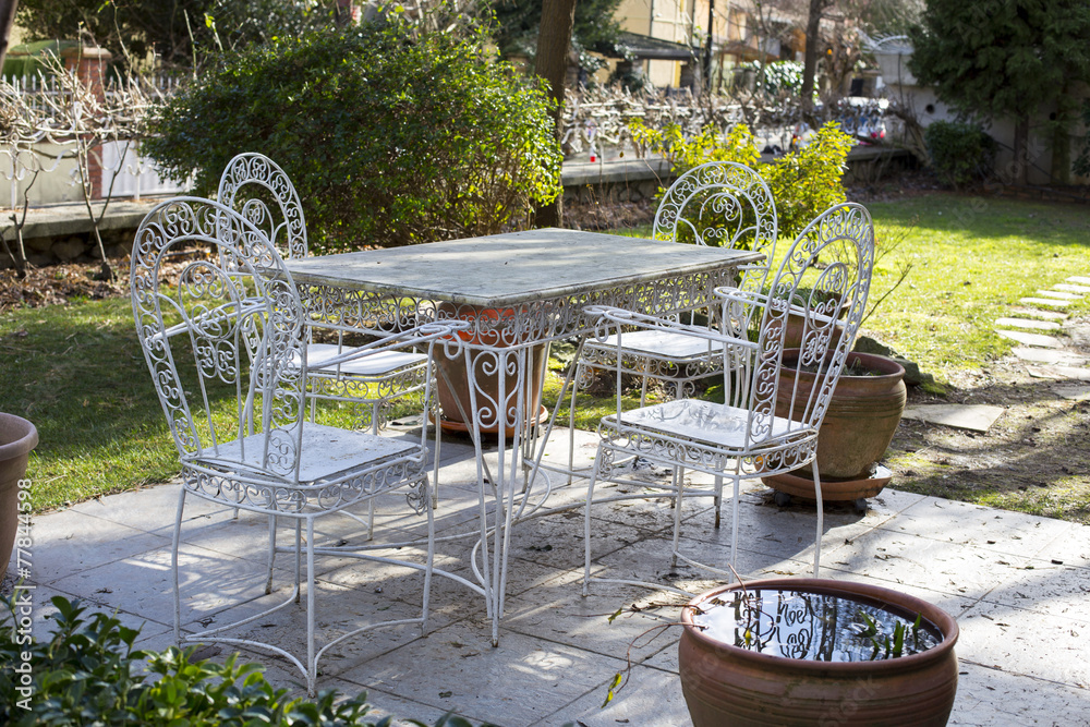 Decorative vintage metal white table and chairs furniture