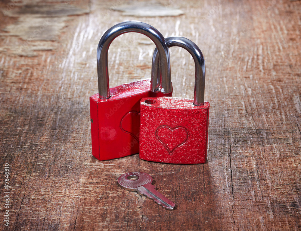 Fototapeta premium red locks with hearts and key on grunge background