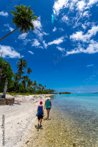 Famille sur une plage polynésienne