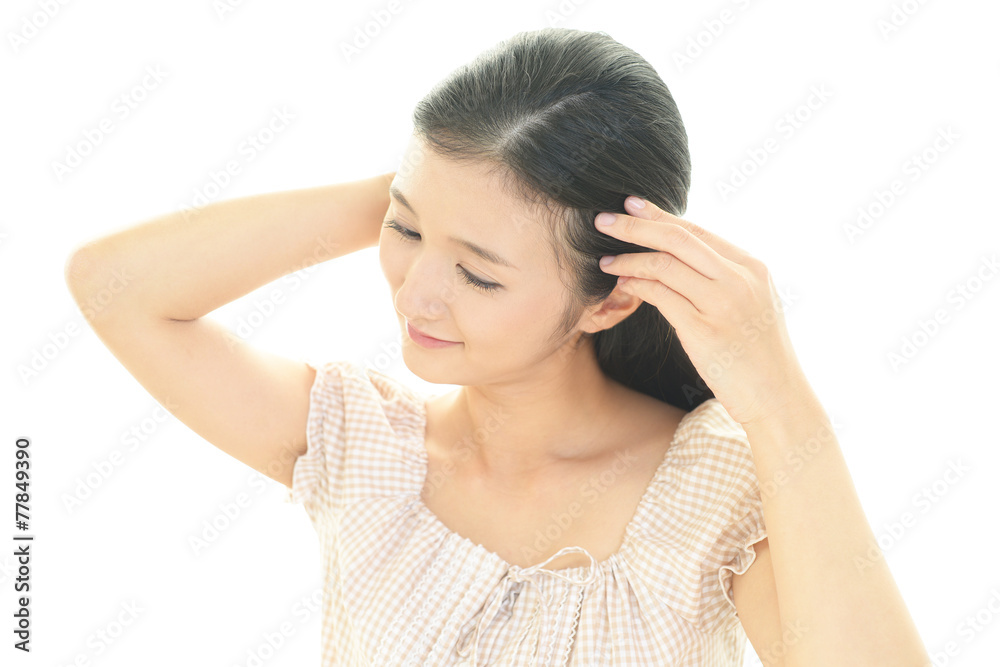 ヘアケアをする女性 ヘアケアをする女性