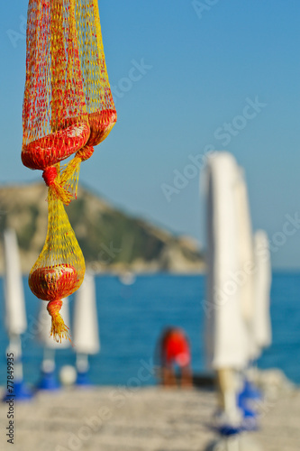 Ombrelloni e rete con sugheri sulla spiaggia photo