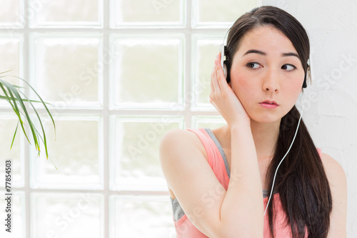 ヘッドフォンで音楽を聴く女性 Free Download ヘッドフォンで音楽を聴く女性 - GFXLoad