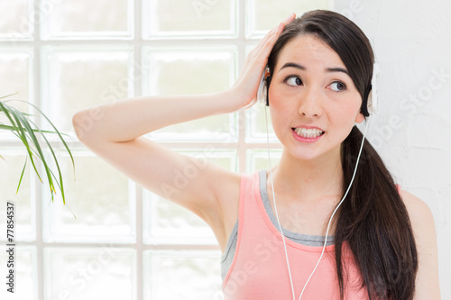 ヘッドフォンで音楽を聴く女性 Free Download ヘッドフォンで音楽を聴く女性 - GFXLoad