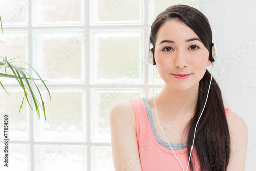 ヘッドフォンで音楽を聴く女性 Free Download ヘッドフォンで音楽を聴く女性 - GFXLoad