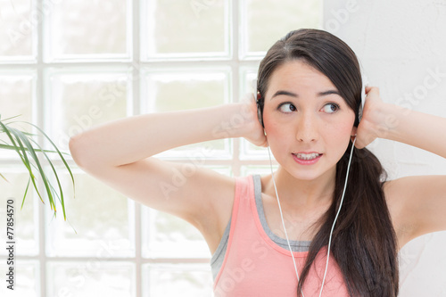 Free Download ヘッドフォンで音楽を聴く女性 - GFXLoad