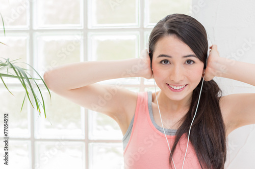 ヘッドフォンで音楽を聴く女性 Free Download ヘッドフォンで音楽を聴く女性 - GFXLoad