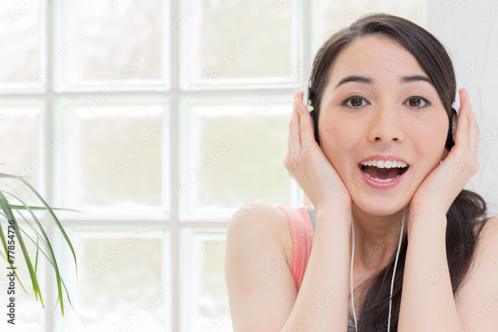 ヘッドフォンで音楽を聴く女性