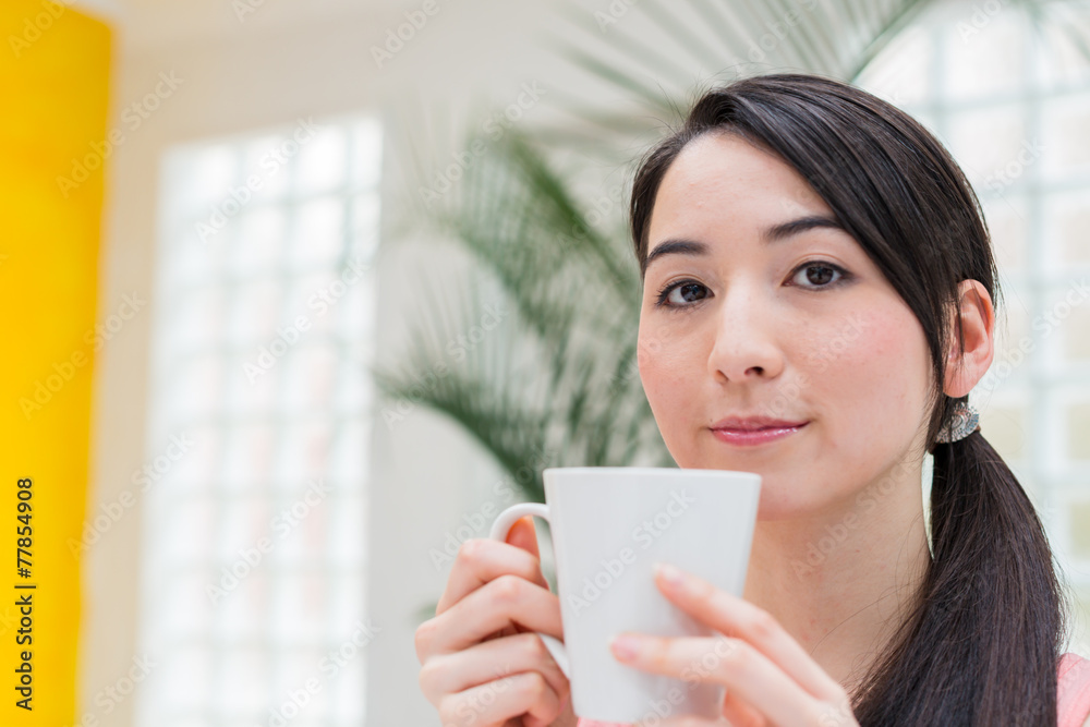 部屋でお茶を飲む女性 部屋でお茶を飲む女性