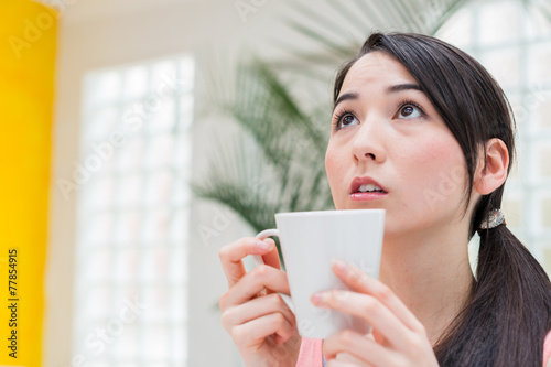 部屋でお茶を飲む女性