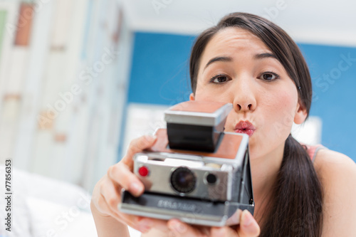カメラを構える女性 © Ni_photo