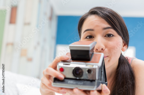 カメラを構える女性 © Ni_photo