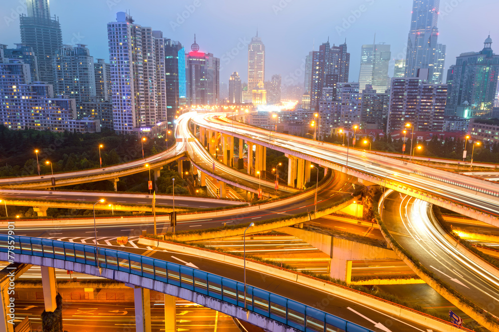 Obraz premium shanghai interchange overpass and elevated road in nightfall