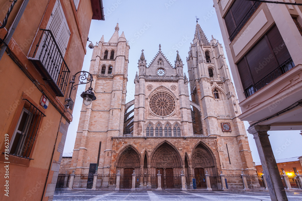 Calle y Catedral de León, España.