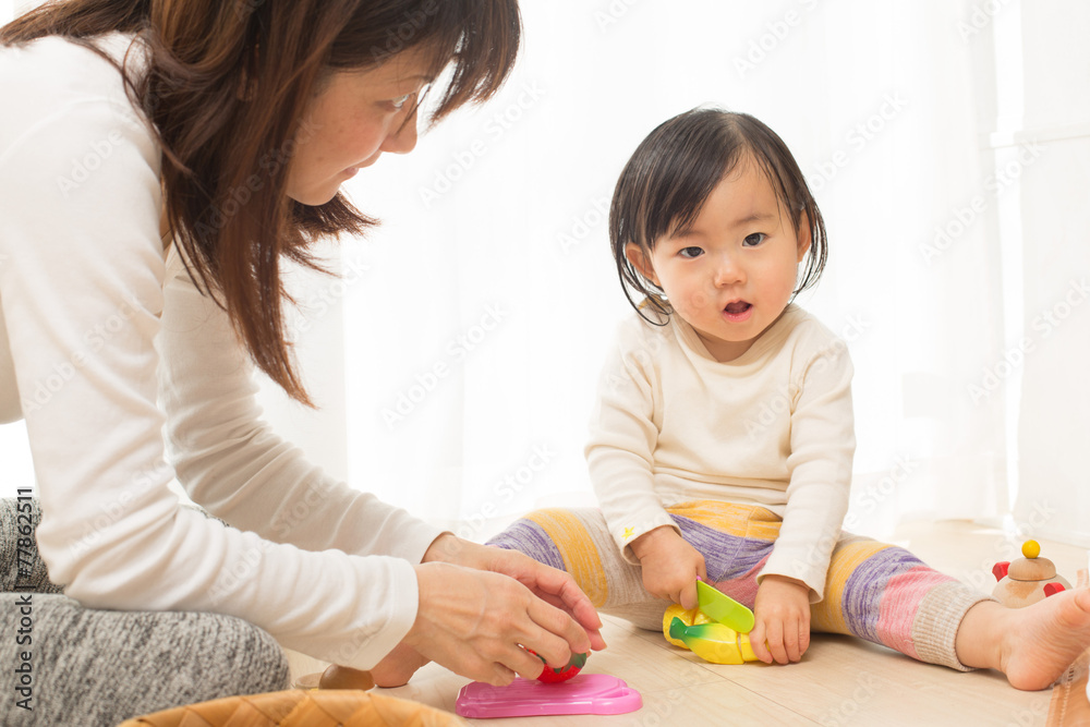 Fototapeta premium 子供と遊ぶママ