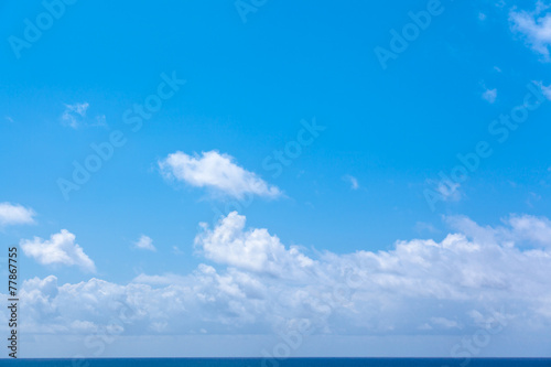 ciel bleu au dessus de l'océan Indien