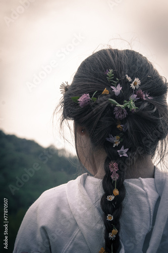 Capelli in treccia con fiori pettinatura aria aperta