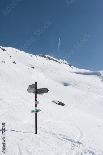 Cartello indicatore sentiero CAI nella neve