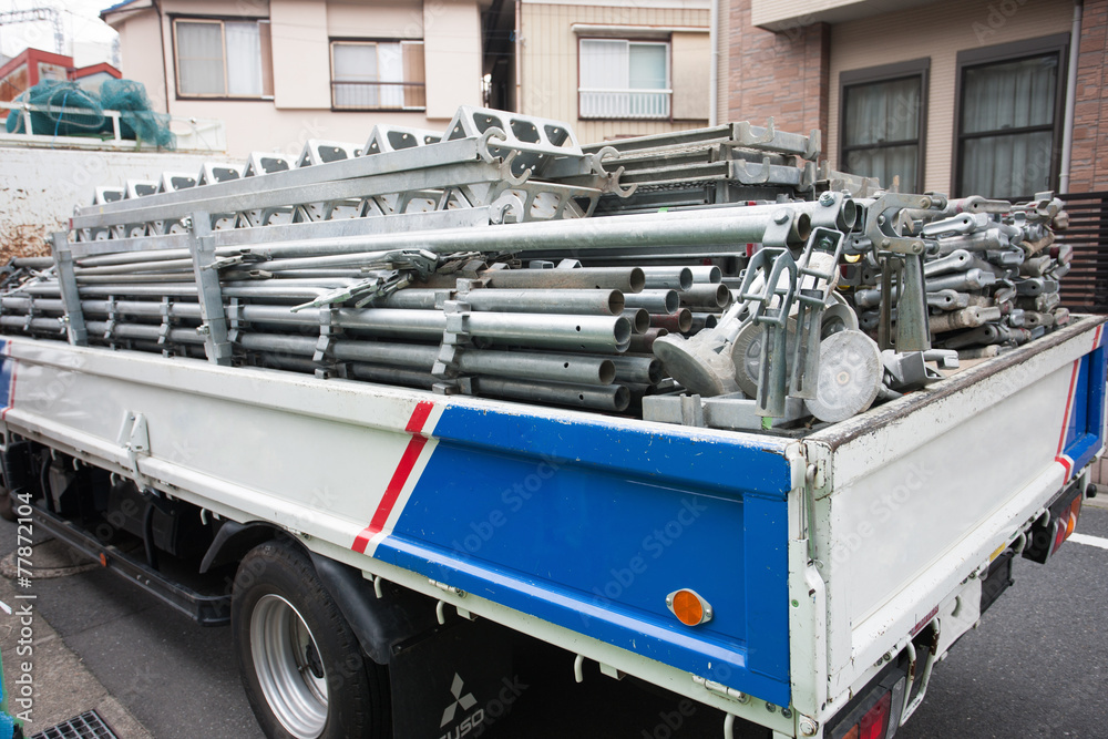 Obraz premium 住宅建設 トラックに積載された足場