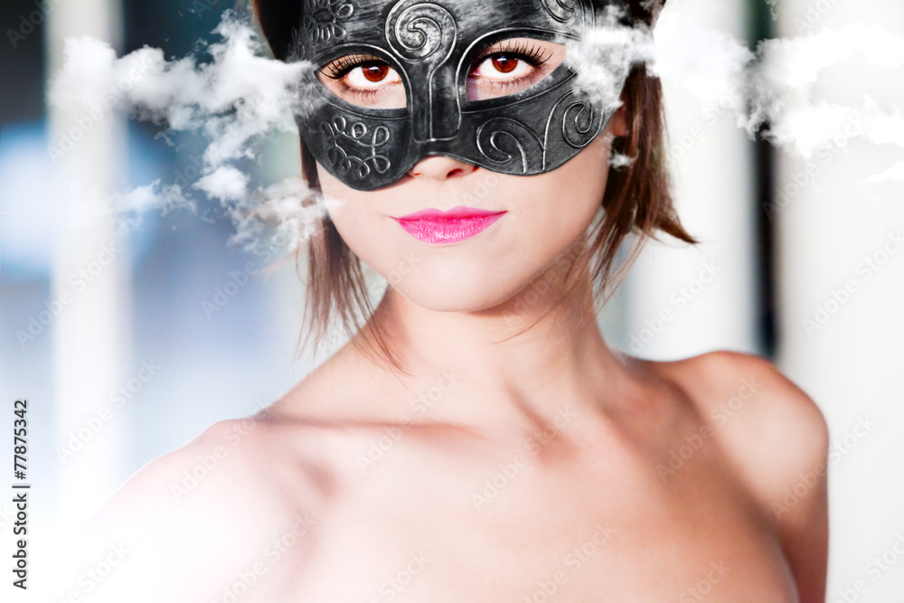 Mujer joven y hermosa con máscara de carnaval Moda y Fantasía Photos |  Adobe Stock