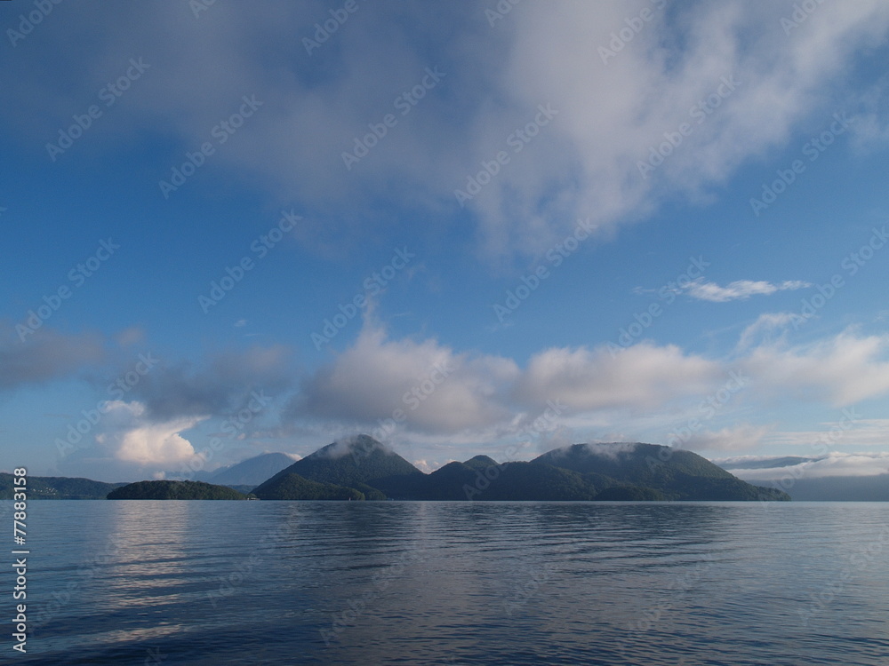 夏の雲と湖