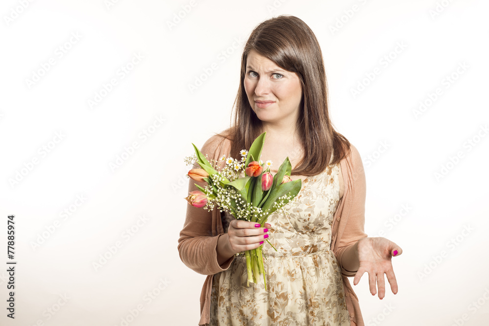 Junge Frau ist nicht begeistert von Blumenstrauß Junge Frau ist nicht begeistert von Blumenstrauß