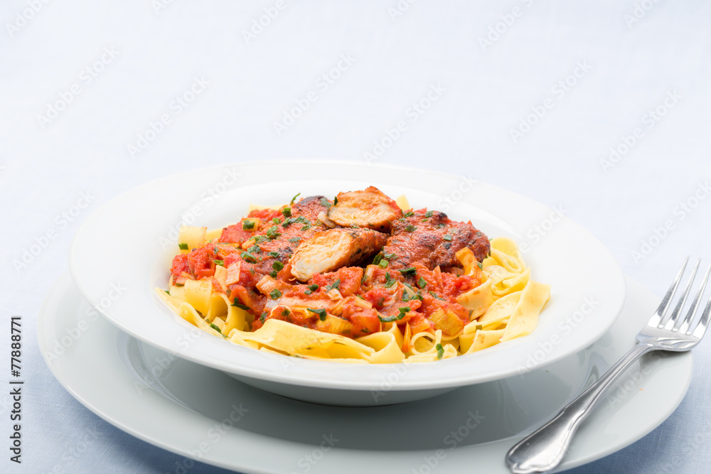 Bandnudeln mit Hähnchen und Tomaten Lauch Soße Bandnudeln mit Hähnchen und Tomaten Lauch Soße