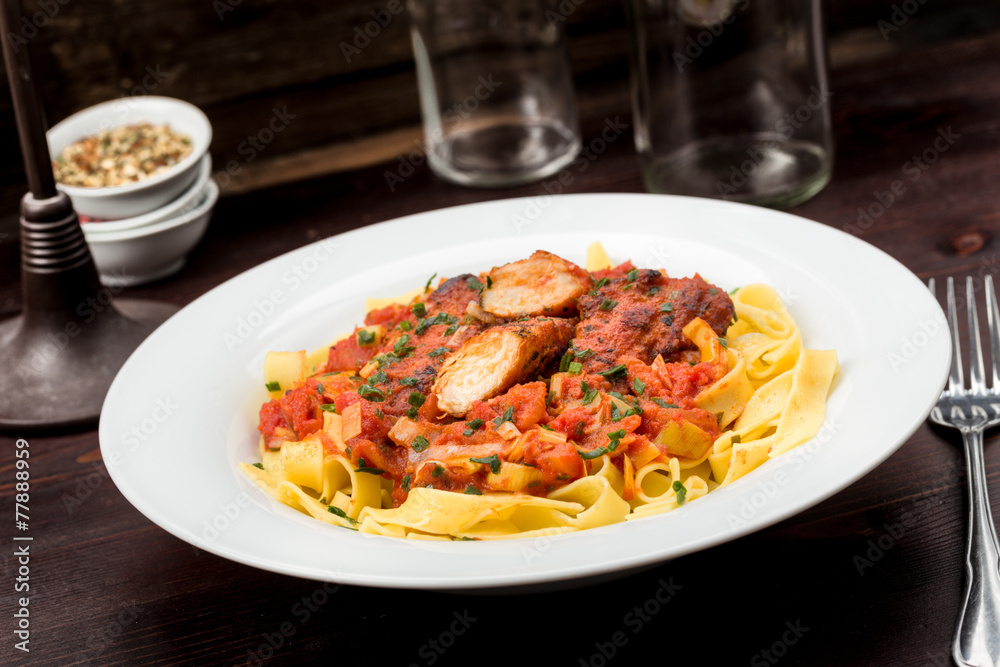 Bandnudeln mit Hähnchen und Tomaten Lauch Soße Bandnudeln mit Hähnchen und Tomaten Lauch Soße