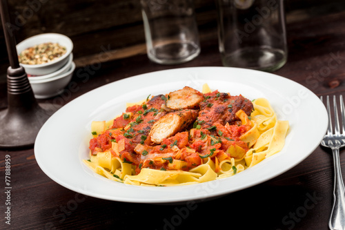 Bandnudeln mit Hähnchen und Tomaten Lauch Soße