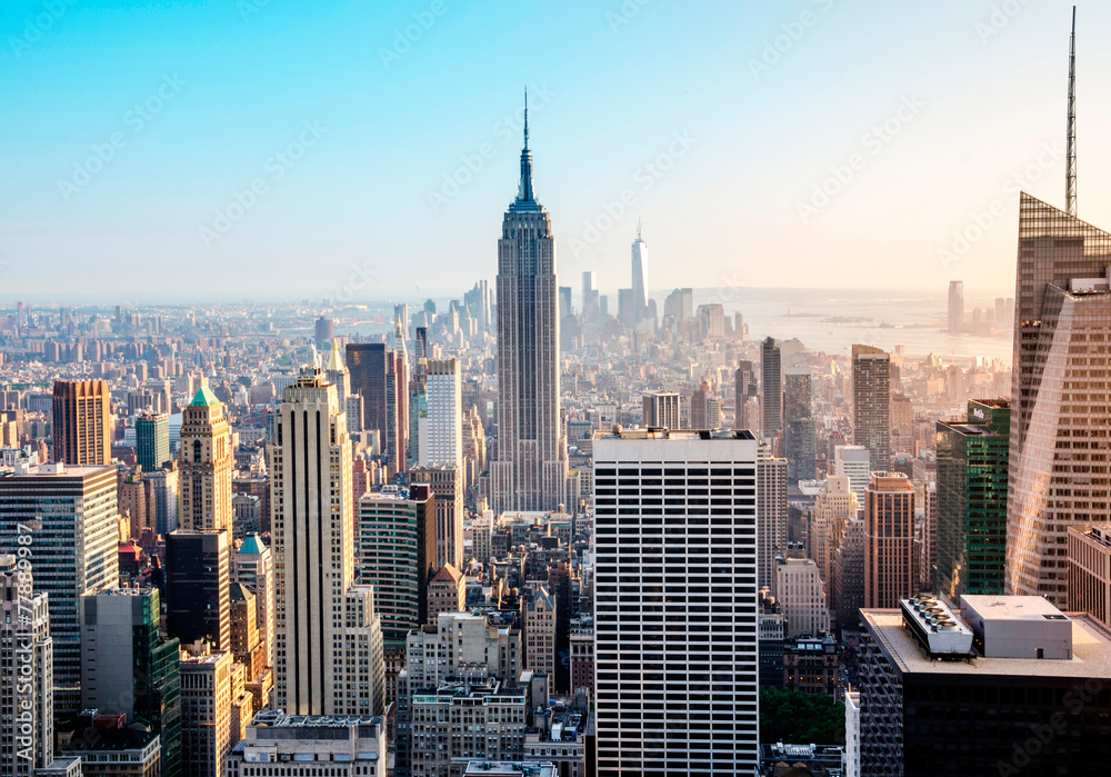 Naklejka premium Nowy Jork. Widok na Manhattan. Zachód słońca na szczycie skały.