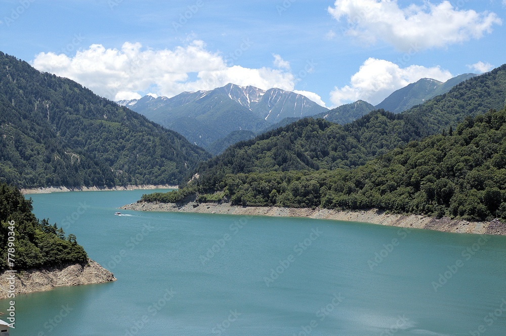 黒部湖と北アルプスの山