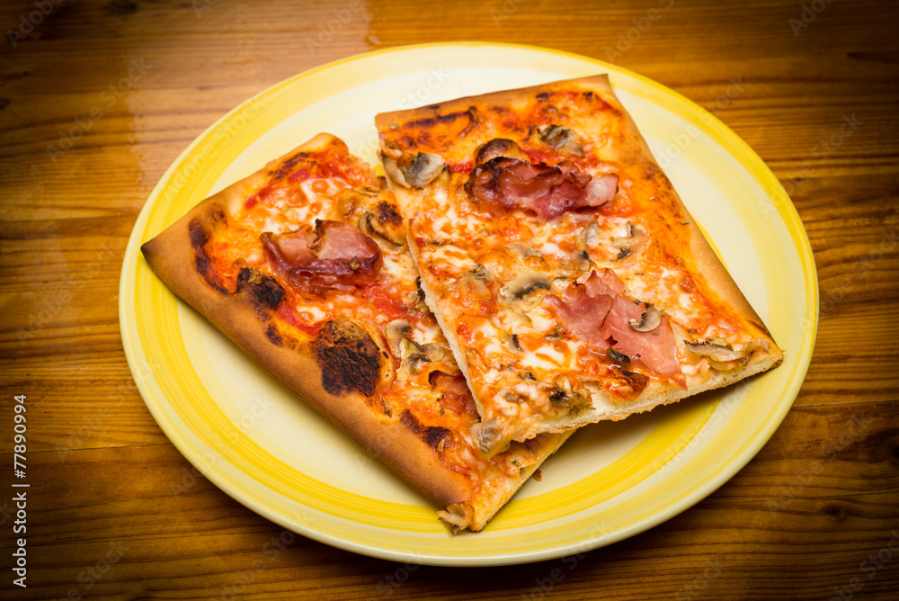 Pizza con prosciutto, funghi, mozzarella e sugo Pizza con prosciutto, funghi, mozzarella e sugo