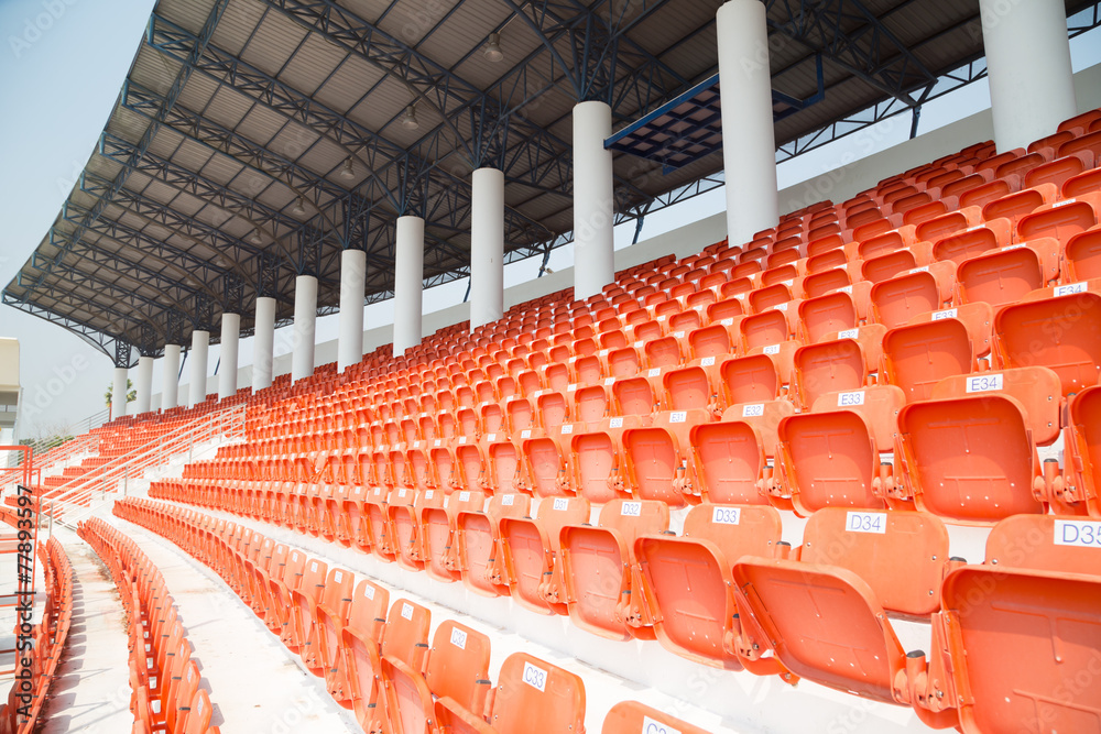 Obraz premium amfiteatr z pomarańczowymi siedzeniami