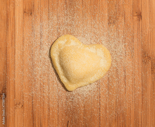 Ravioli a forma di cuore cosparso di farina integrale