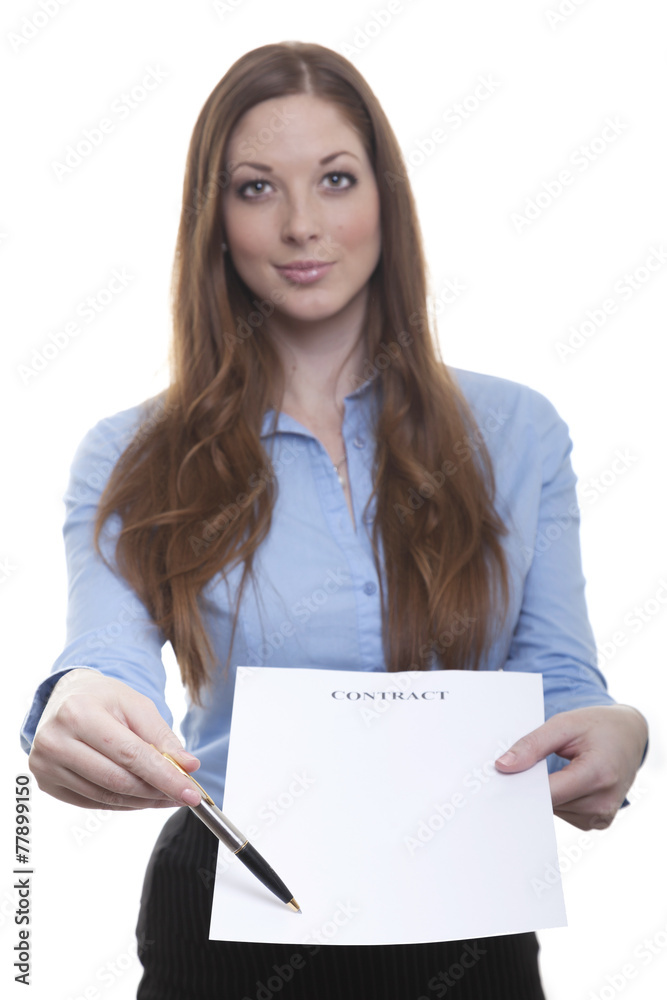 Angestellte hält Vertrag zur Unterschrift hin Angestellte hält Vertrag zur Unterschrift hin